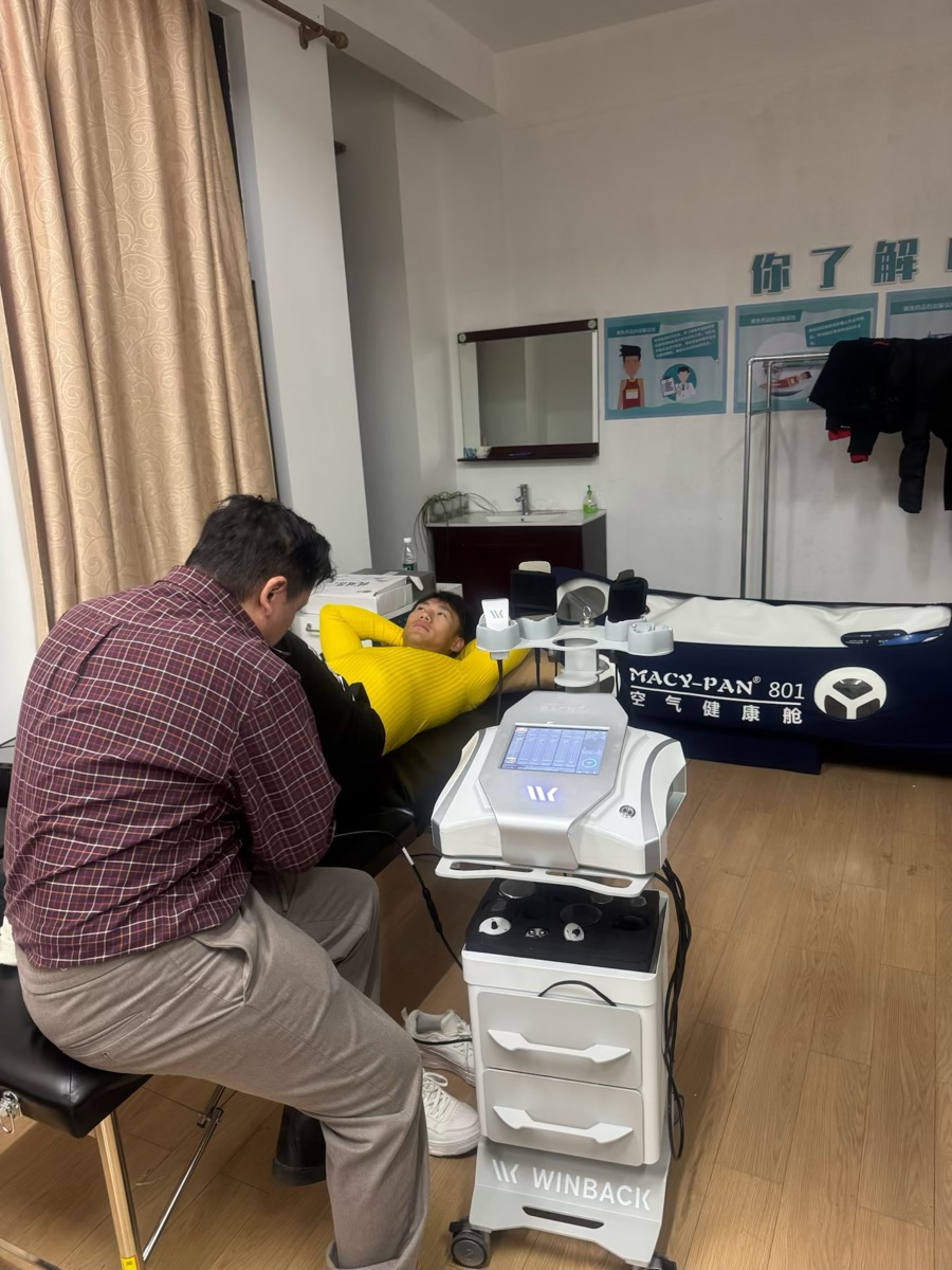 Séance de Tecarthérapie Winback sur un athlète au centre d'entraînement de Nanchang